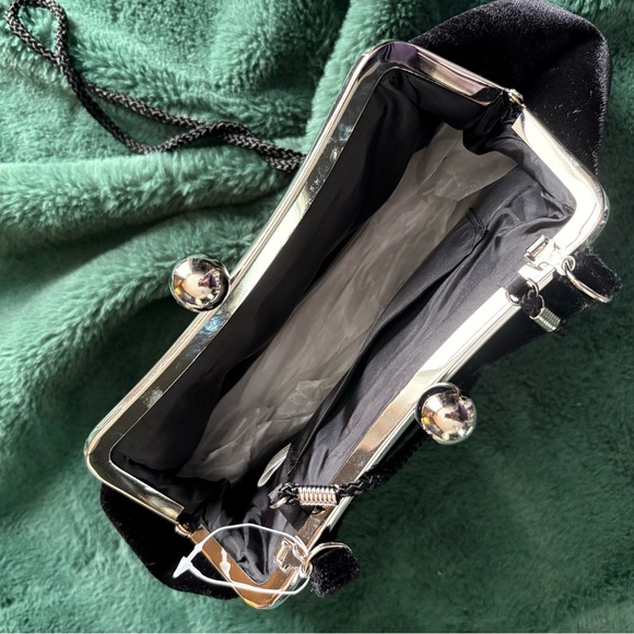Elegant Black Velvet Kisslock Clutch - Picture 3 of 7